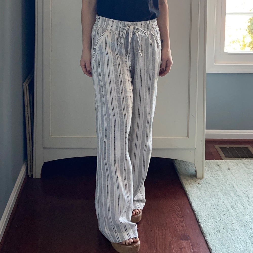 Sienna Sky White and Grey pattern flare pants - Size: M